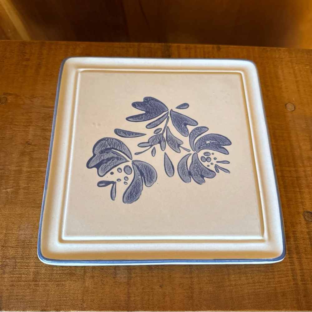 Pfaltzgraff Yorktowne Trivet/Hot Plate Cream with Blue